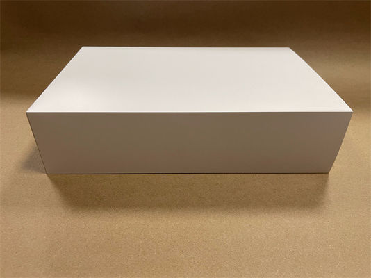 Cajas de cartón con láminas adhesivas